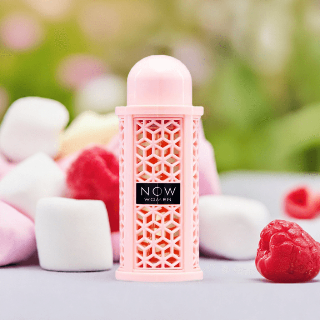 Màu Raspberry Rave Rave Now Eau de Parfum for Women bottle placed with marshmallows and ...
